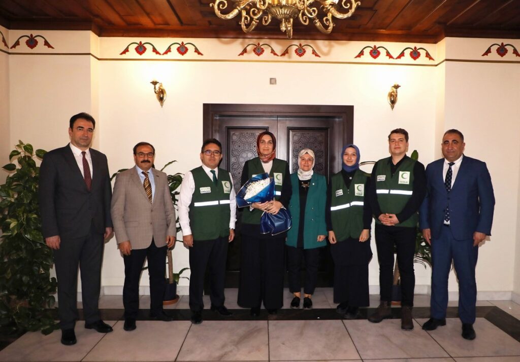 Vali̇ Yi̇ği̇tbaşı, “Yeşi̇lay Toplumumuz İçi̇n Cansuyu Oluyor”