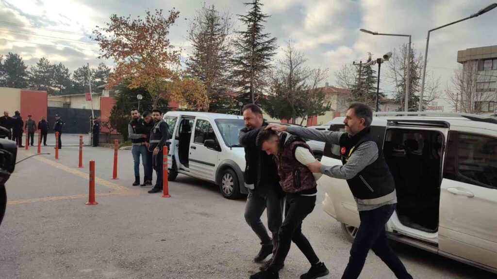 Yakınları Ci̇nayet Zanlılarını Bakın Nasıl ‘Teski̇n Etti̇