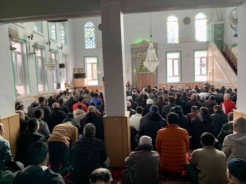 Yıkılması Gündeme Gelen Hal Cami̇i̇nde Cuma Namazı Yoğunluğu