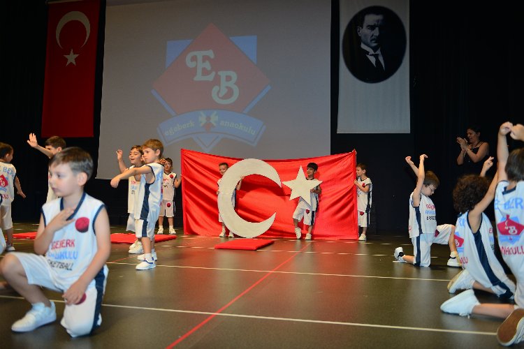 Bursa’da ‘Türkiye Yüzyılı’ konseptli mezuniyet coşkusu