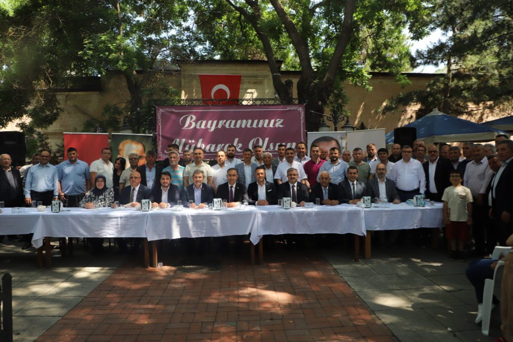 Ak Parti’de geleneksel bayramlaşma programına yoğun ilgi