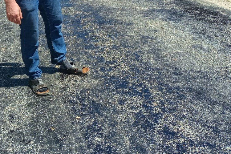 Eriyen asfaltta mezarlığa güçlükle ulaştılar… Terlikler yola yapıştı!