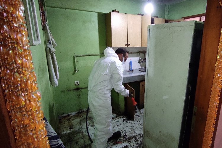 Bursa Osmangazi’de bir evden 4 kamyon çöp çıktı!