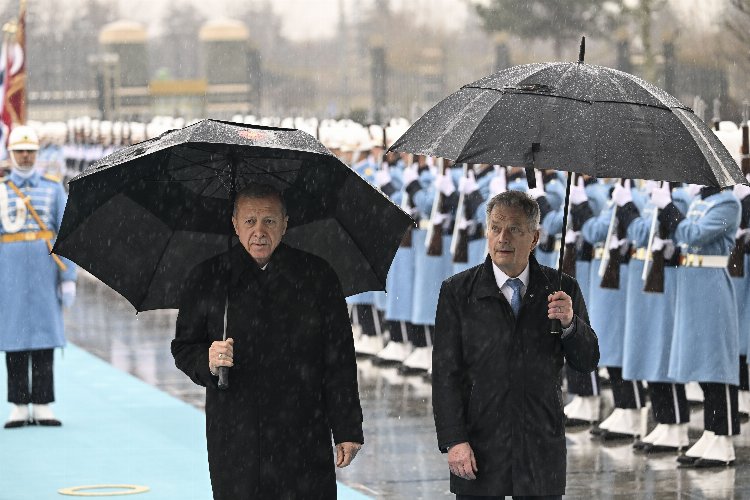 Niinistö’ye yağmur altında karşılama