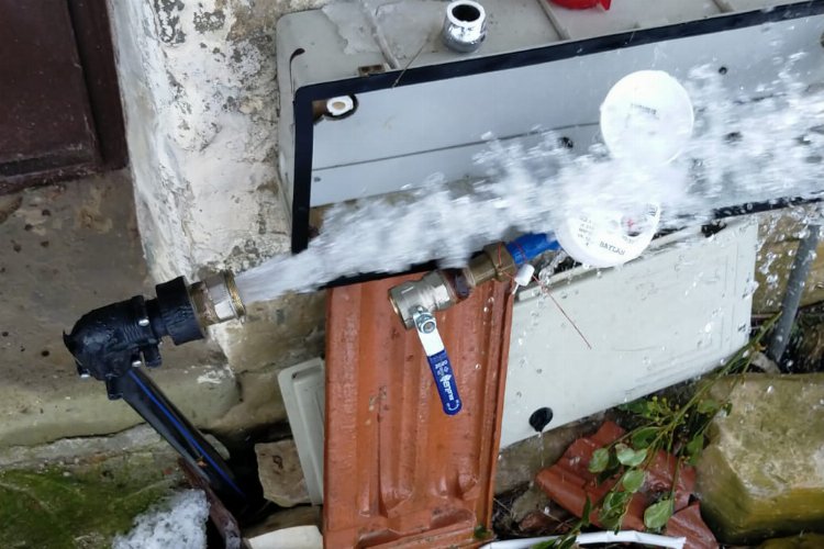 İSU ekipleri donan sayaçlara müdahale ediyor