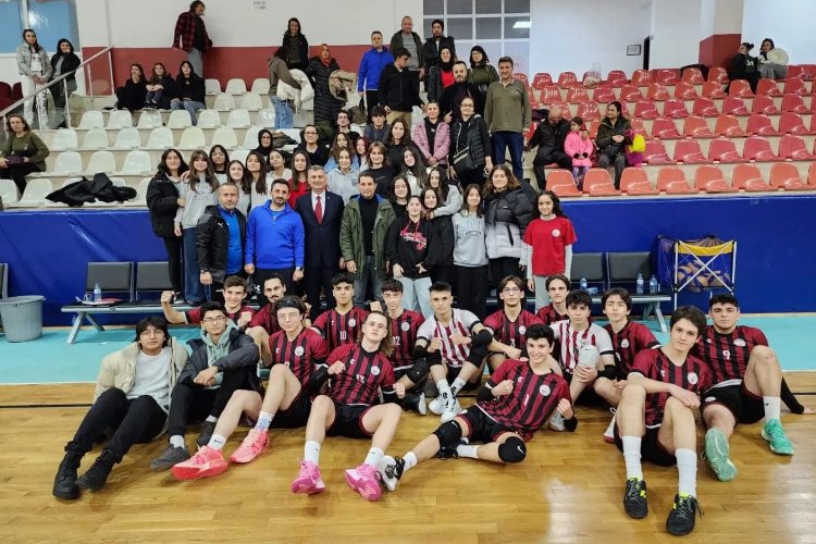 Gölcük’ün yeni voleybol takımından ilk maçta galibiyet