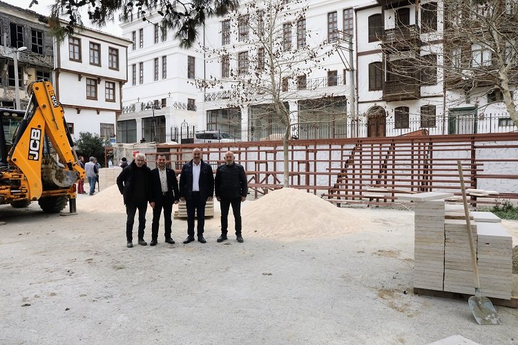 Bursa Mudanya’da Taş Mektep’e avlu