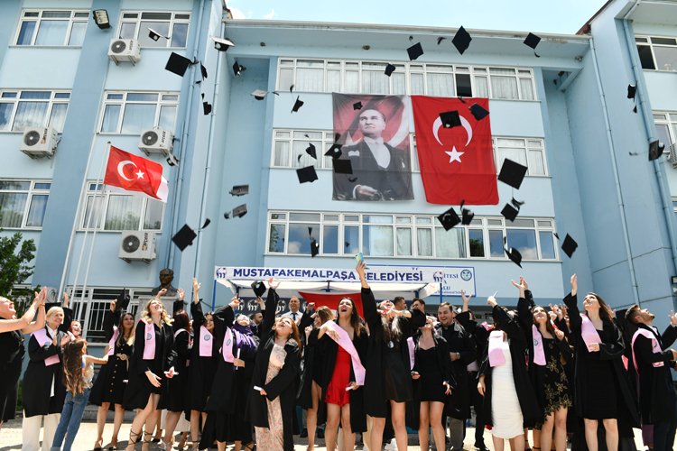 Bursa Mustafakemalpaşa’da gençlerin mezuniyet coşkusu