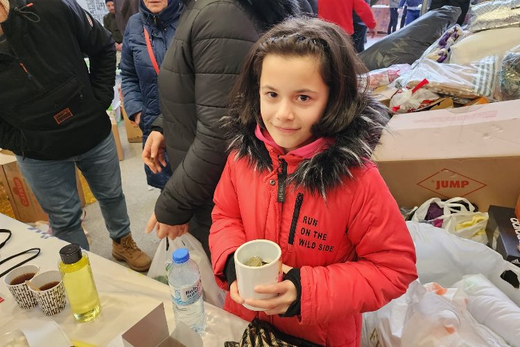 Kumbarasında biriktirdiği parasını Kızılay’a bağışladı