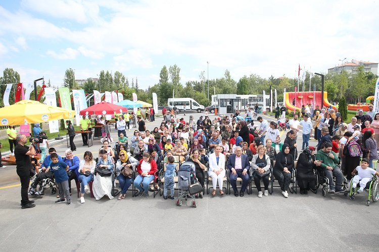 Memduh Büyükkılıç’tan ‘özel’ karne dağıtımı