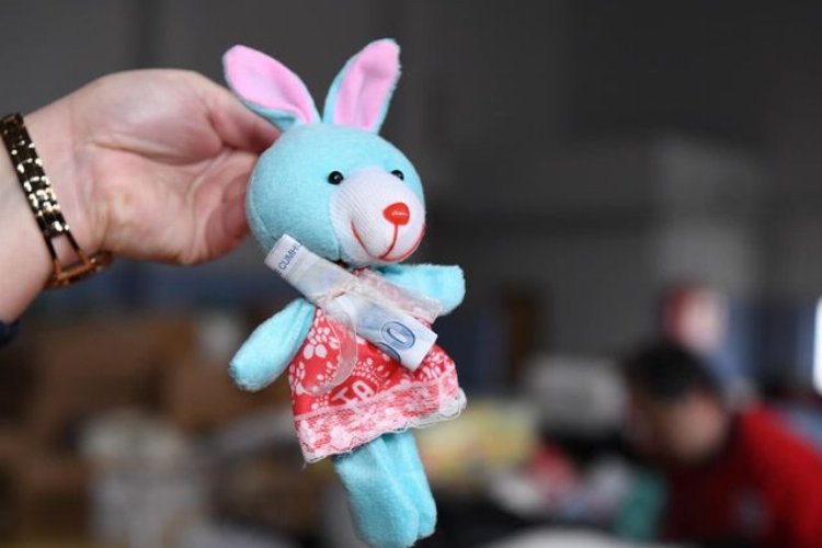 Hem oyuncağını, hem harçlığını yollamış…