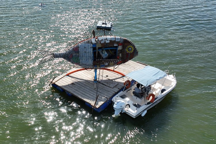 Atıklardan yapılan ‘balık heykel’ göle bırakıldı!