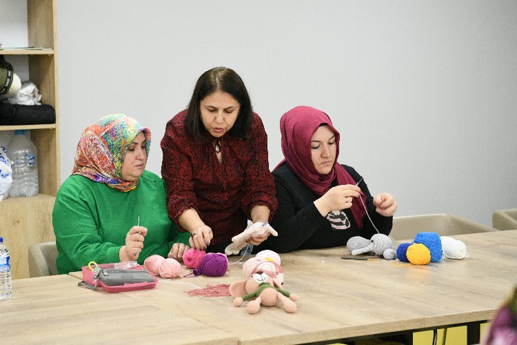Çayırova’da ‘Bilgi Evleri’ meslek edindiriyor