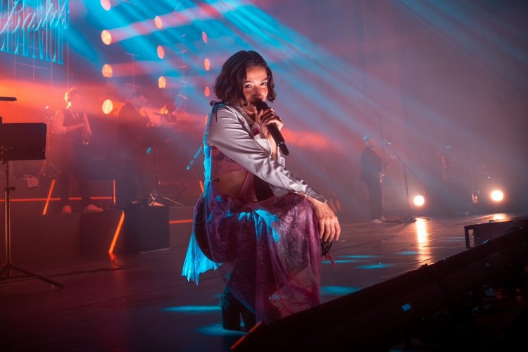 Zeynep Bastık iyileşti ve soluğu sahnede aldı