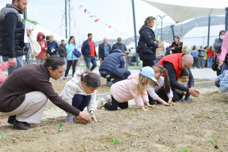 Efes Selçuk’tan deprem alanına ‘tohum’ desteği