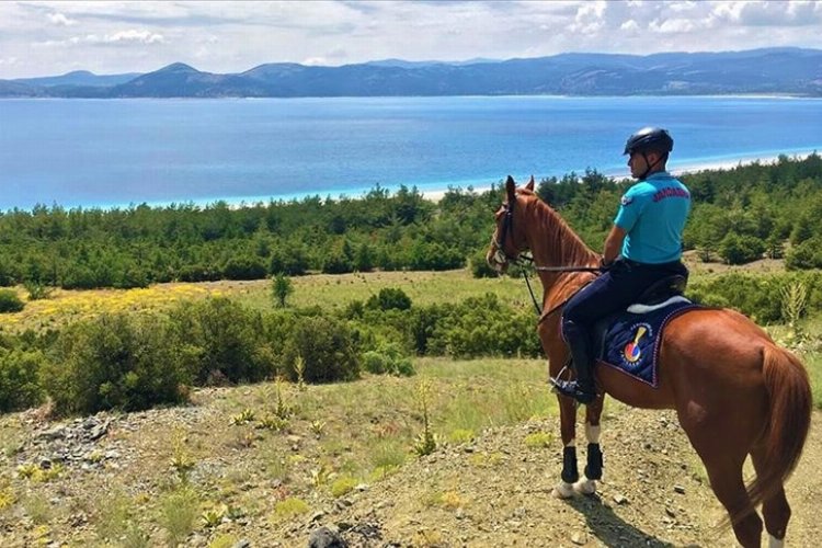 ‘Atlı Jandarma Timi’ Salda devriyesinde