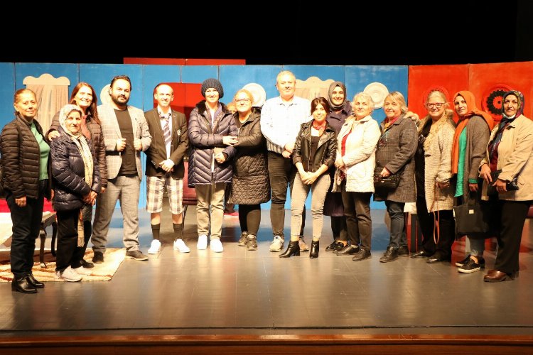 Kocaeli’de ‘çınarlar’la tiyatro keyfi