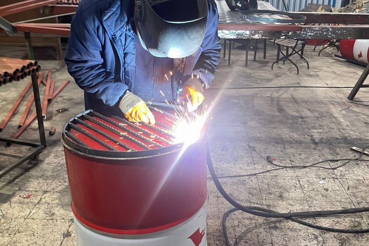 İzmit’te boş variller depremzedeler için sobaya dönüşüyor