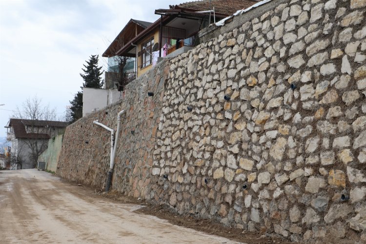 İzmit’te hasarlı istinat duvarı yenilendi