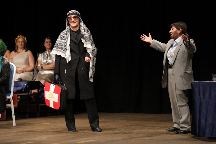 İzmir’de ‘Güçlü Kadınlar’ afetzedeler için sahne aldı