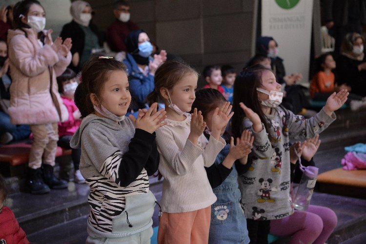 Bursa Osmangazi’de çocuklar tiyatro ile eğlendi