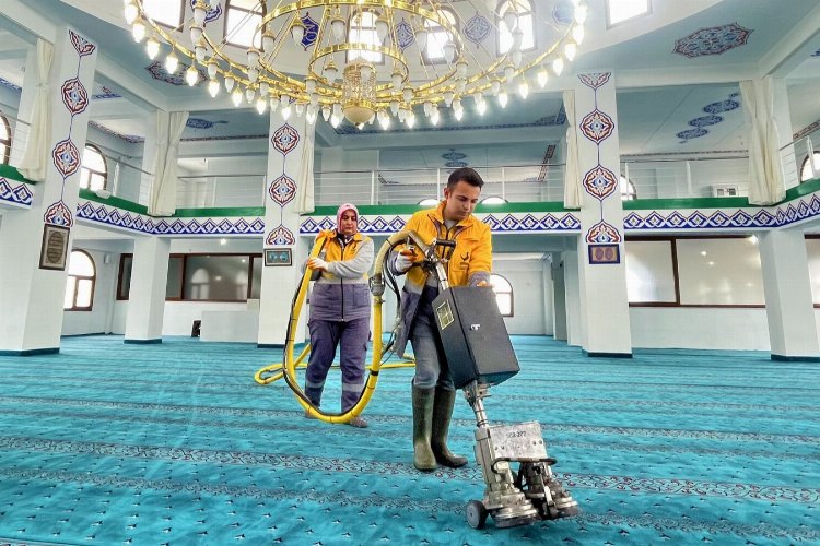 İzmir Aliağa’da ibadethanelerde temizlik