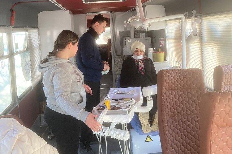 Kayseri Büyükşehir’den depremzedelere diş hizmeti