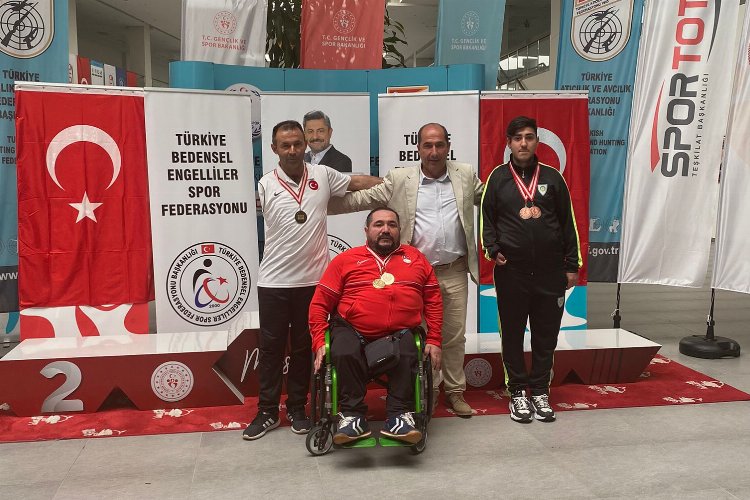 Manisa BBSK’li Samet Akça’dan 2 bronz madalya