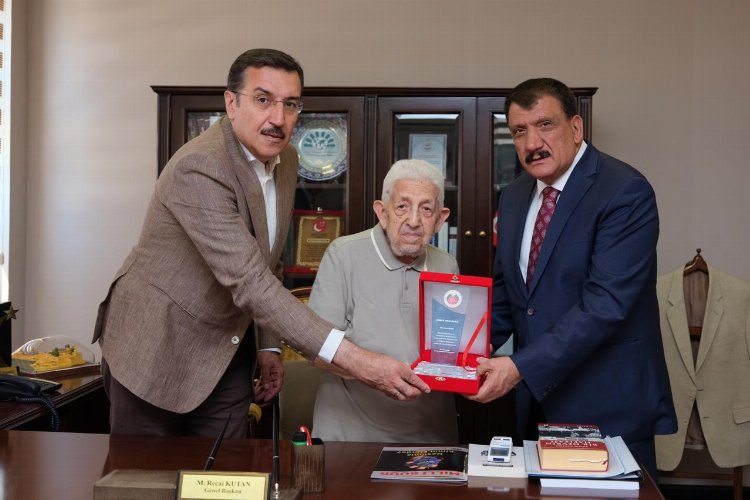 Malatya’dan ‘Kernek Ödülü’ Recai Kutan’a