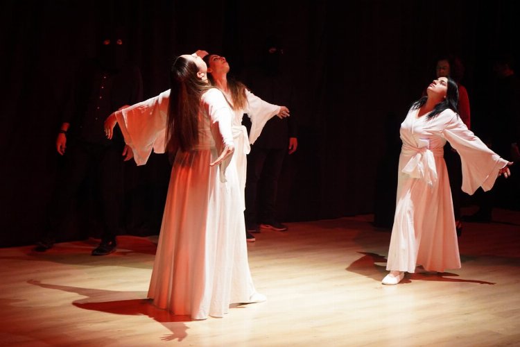 ‘Kadın Ölüm Meselesi’ Ayvalık’ta sahnelendi