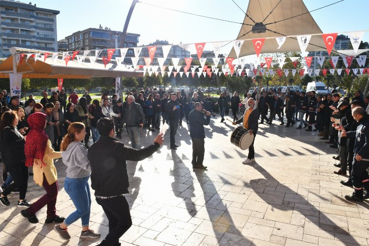 İzmir Çiğli’de davullu zurnalı ‘toplu’ sevinç