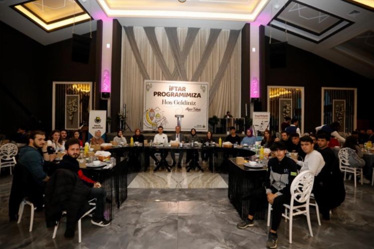 Bursa İnegöl’de Başkan Taban  400 gençle iftarda buluştu