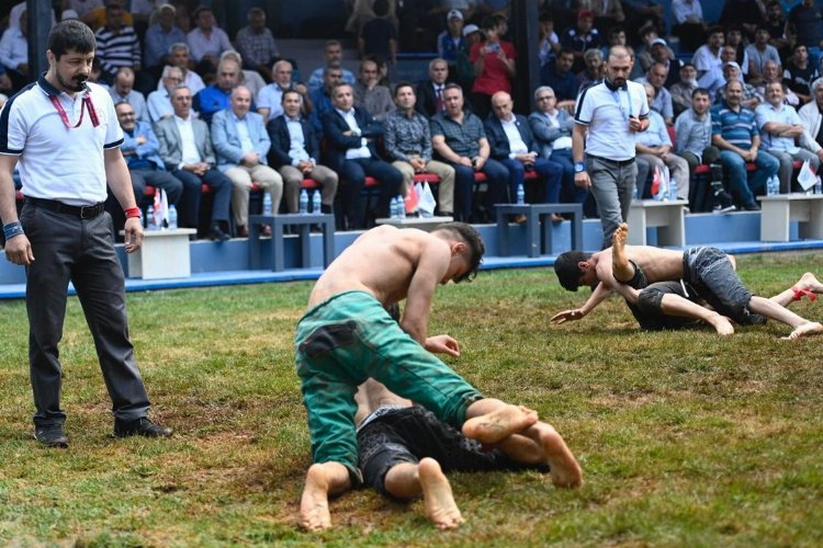 Karakucak güreşleri nefes kesti