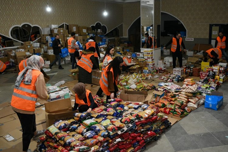 Çayırova’nın ‘Sevince’si depremzedelere yardımı sürdürüyor