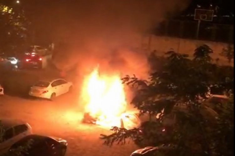 Bursa’nın göbeğinde araç alev alev yandı, mahalleli ayaklandı