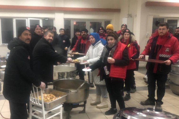 Bursa Gürsu ekibi Kahramanmaraş’ta sahra aşevi kurdu