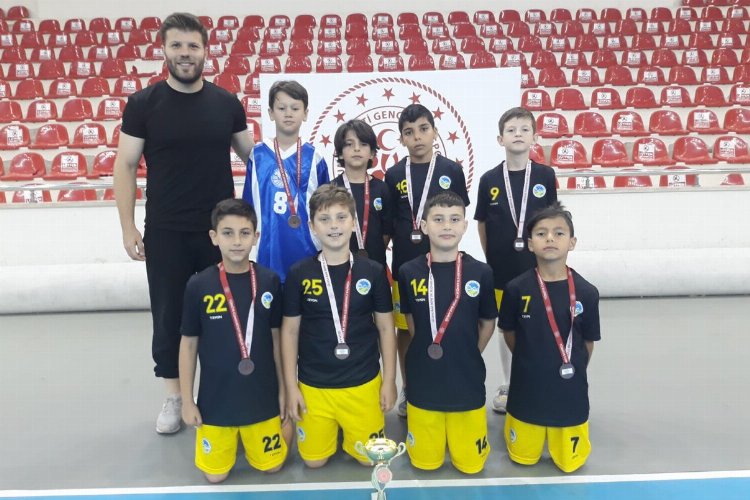 Sakaraylı minik hentbolcular Amasya’dan madalya ile döndü