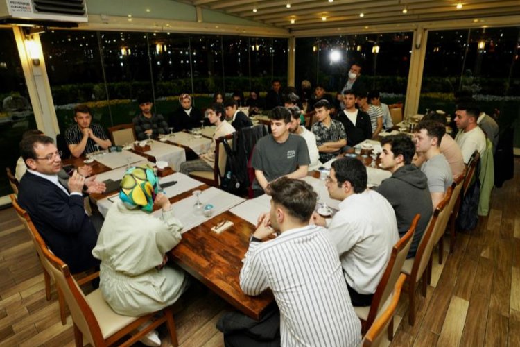 İstanbul’da İmamoğlu’ndan 28 gençle çay sohbeti