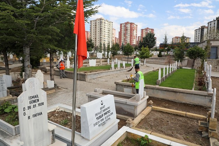 Kayseri Talas’ta mezarlıklara bakım