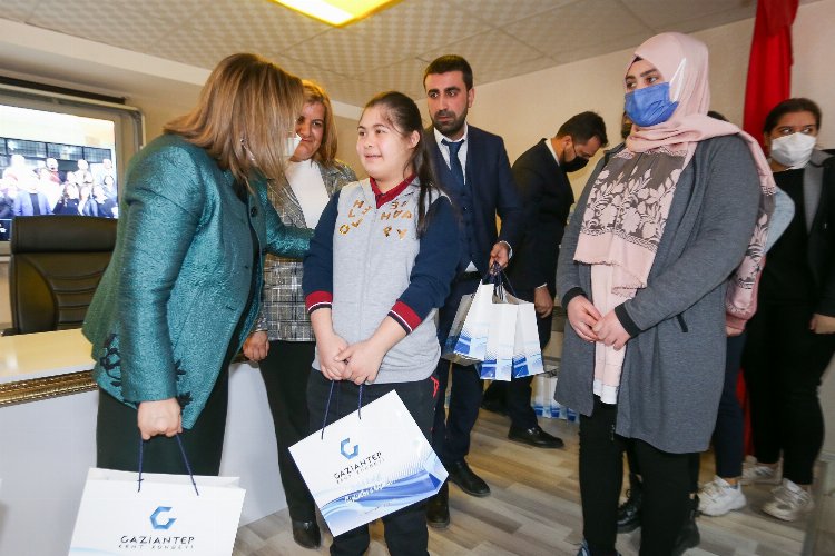 Gaziantep’te kitap okuyan gençlere ödül