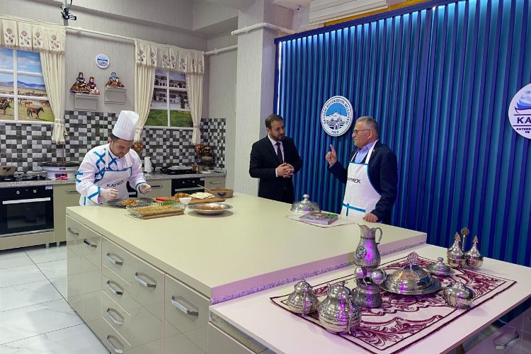 Başkan Büyükkılıç  KAYMEK mutfağında hünerlerini sergiledi