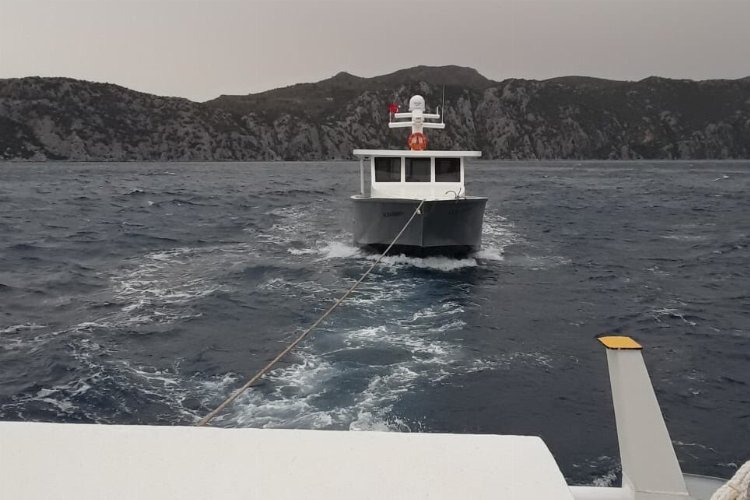 Muğla Marmaris’te sürüklenen tekne kurtarıldı