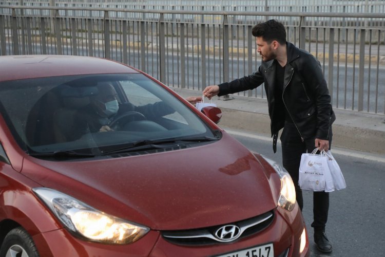 İstanbul Eyüpsultan’da trafikte kalan sürücülere iftariyelik