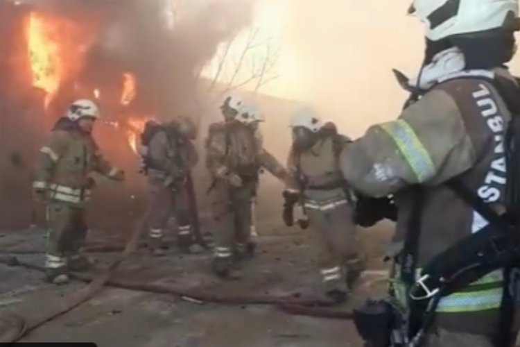 İstanbul Sultangazi’de plastik deposunda büyük yangın