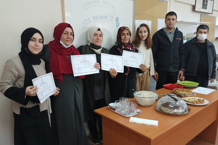 Kocaeli İzmit’te okuma yazma kursiyerlerinin diploma sevinci