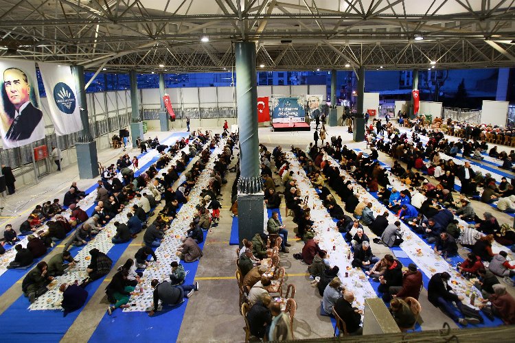 ‘Yeryüzü Sofrası’ İzmir Karabağlar’da kuruldu