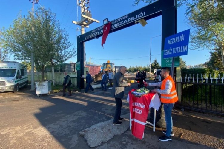 Kabir ziyaretçilerine lokum ikramı