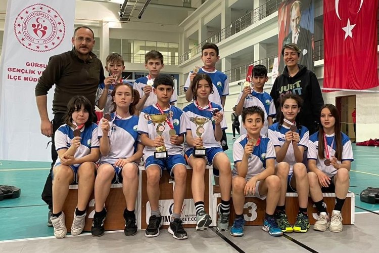 Bursa Osmangazi’de okul sporlarında çifte başarı