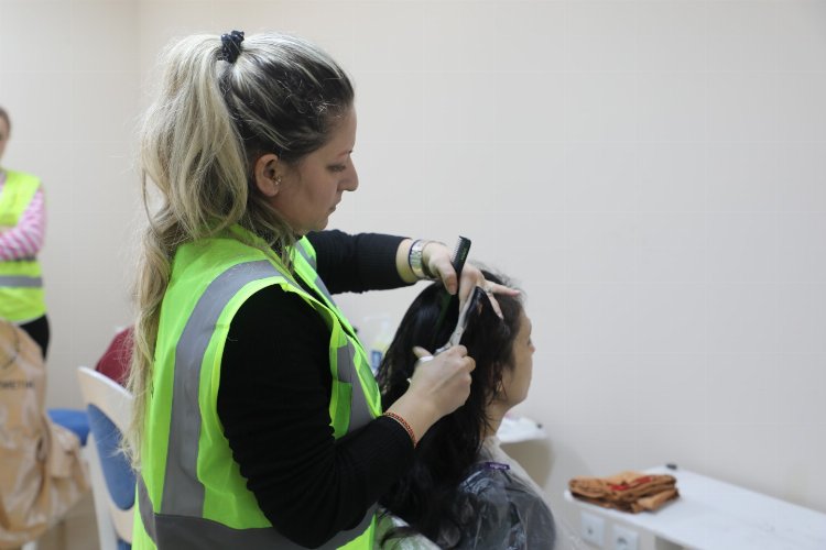 Depremzedeler Kocaeli’de kuaförlük hizmetiyle moral buldu