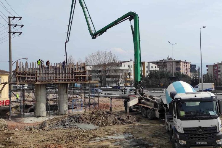 Kocaeli’nde tramvay hattında kiriş imalatı sürüyor
